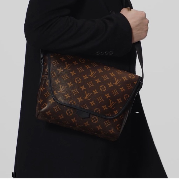 Louis Vuitton Monogram Magnetic Messenger - Picture 2 of 15